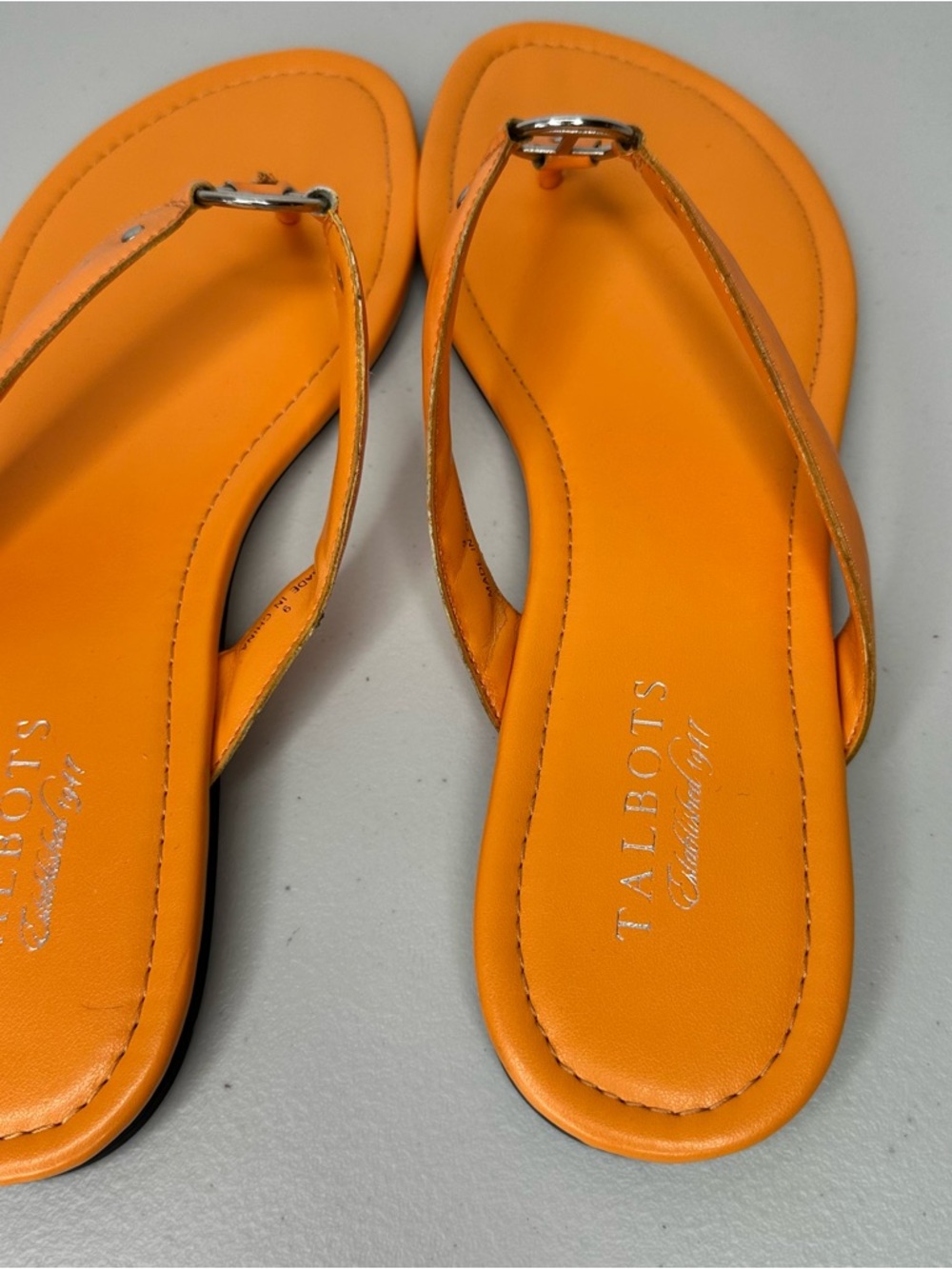 Talbots Orange Leather Thong Sandals Women’s Size 9 Silver Logo Hardware - Picture 3 of 7